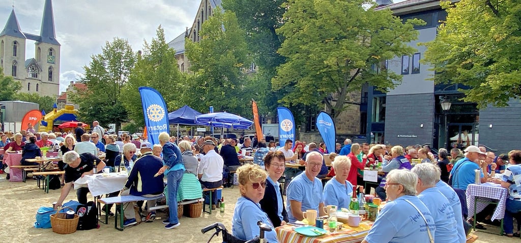 Gute Laune herrschte bei Halberstadts großem Bürgerfrühstück auf dem Domplatz.
