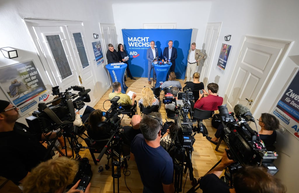 Das Podium mit AfD-Landeschef Jörg Urban bei der Pressekonferenz.