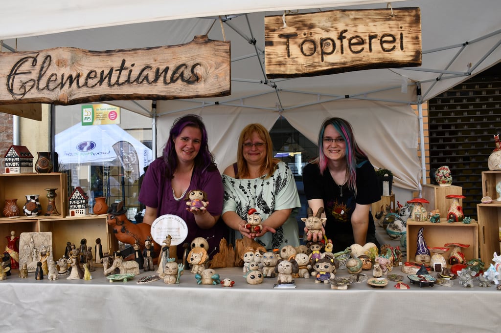 Melanie Pannicke (von links), Melanie Maschke und Vanessa Pannicke  von der Töpferei Elementianas in Haldenslebenhatten ebenfalls einen Stand auf dem Altstadtfest.