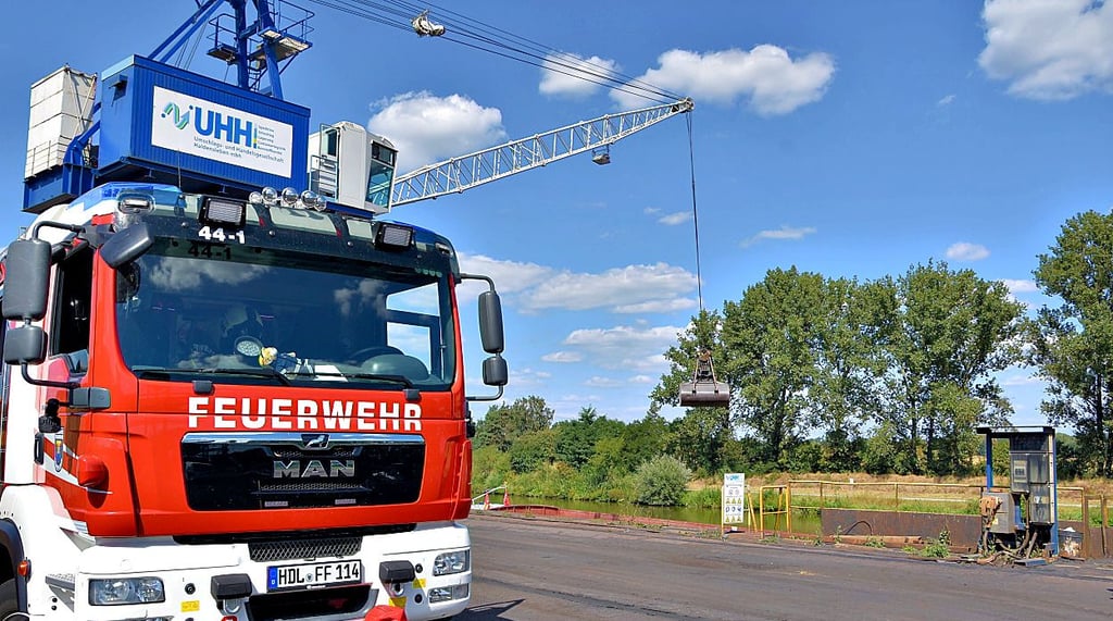 Die Feuerwehr ist zum Umschlaghafen der UHH ausgerückt. Das Schiff musste zunächst wieder entladen werden.