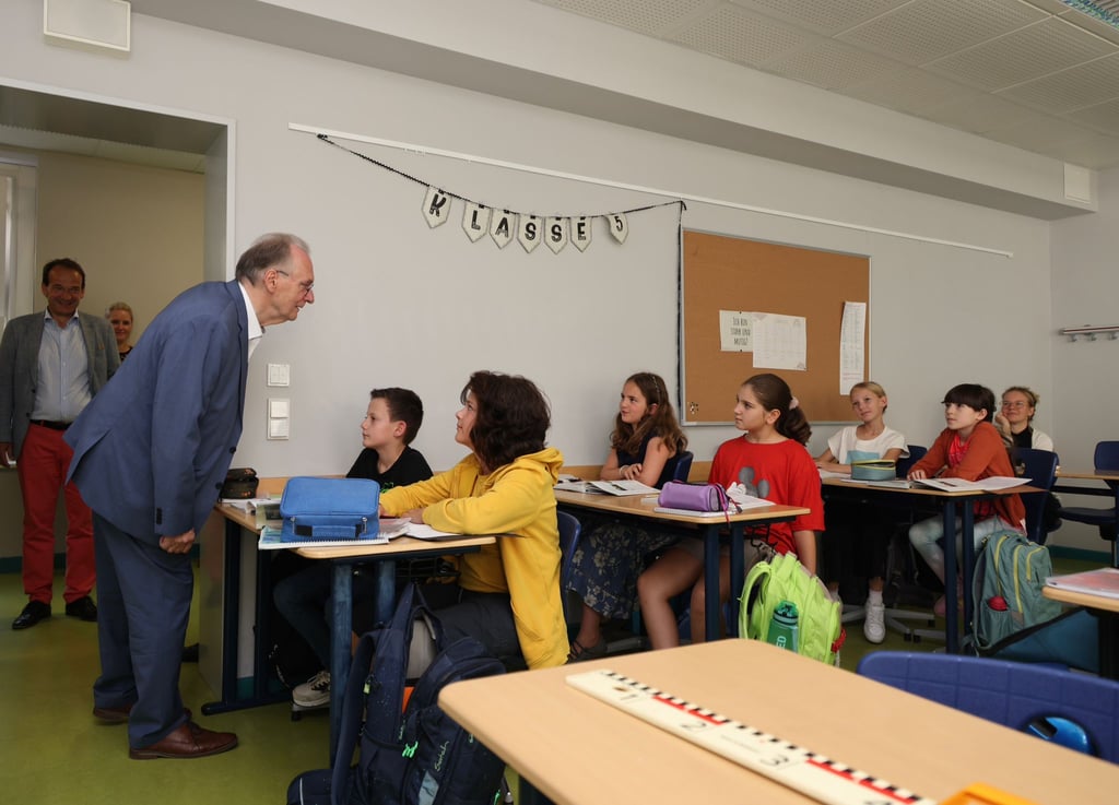 Stippvisite des Ministerpräsidenten Reiner Haseloff im Unterricht in einer Latina-Klasse