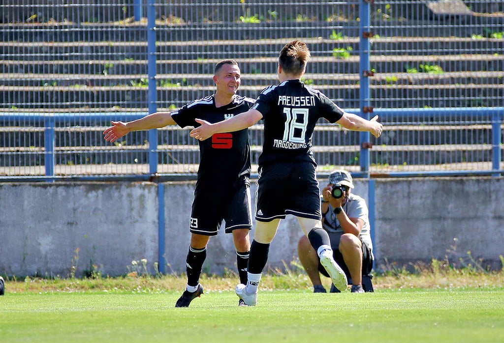 Victor-Ramon Roldán-Arias (l.) jubelte über Dreierpack und Heimsieg.