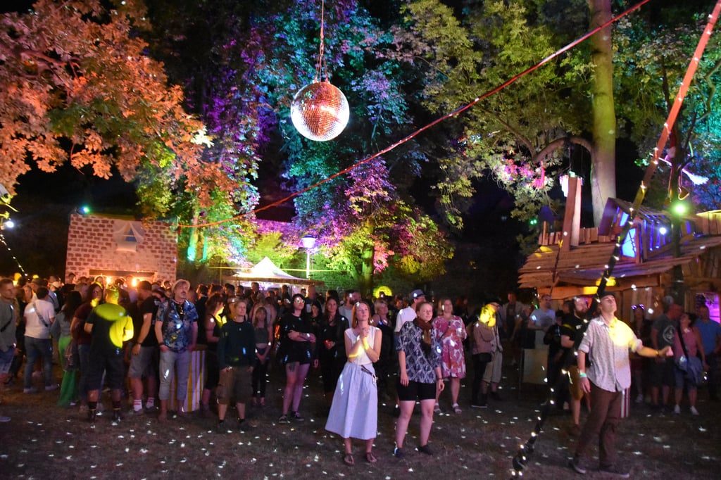 Auf dem Alten Friedhof war der Verein Khepera mit seiner Lichterwelt und viel Livemusik vertreten.