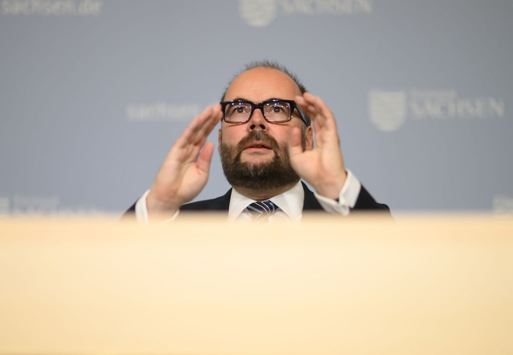 Für seine Haltung zum Gendern an Schulen hat der DGB Sachsen Kultusminister Piwarz seinen neuen „Ungleichstellungspreis“ verliehen.