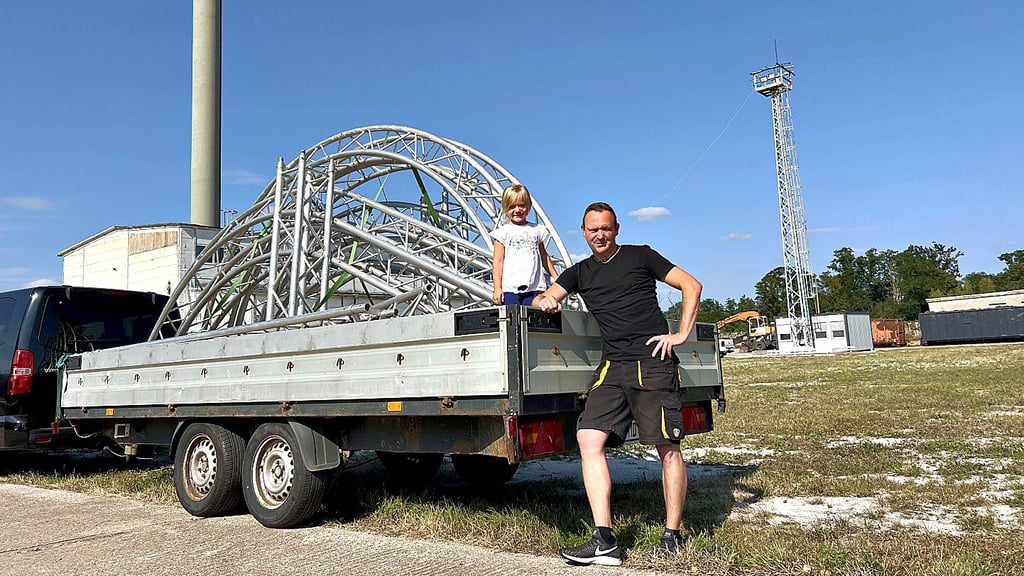 Michael Drimel und Tochter Frida sind am alten Heizwerk in Raguhn angekommen. Auf der Freifläche wird gefeiert.