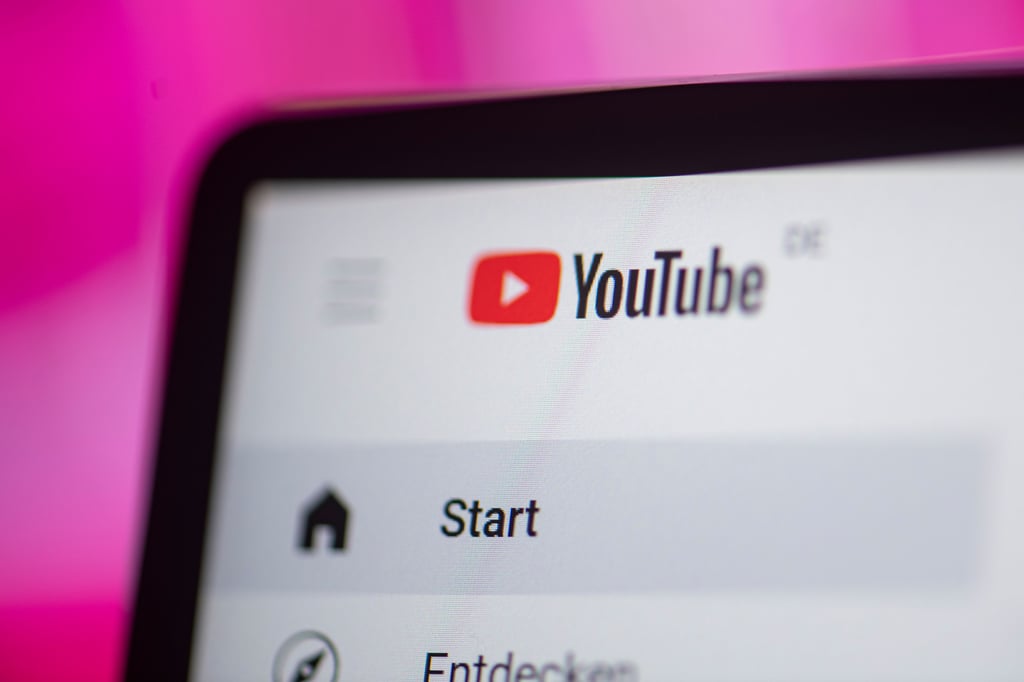 Der Angeklagte hatte zahlreiche Beschimpfungen bei Youtube gepostet. Unter anderem beleidgte er Robert Habeck und Karl Lauterbach. Aus diesem Grund musste er sich am Amtsgericht in Köthen verantworten.