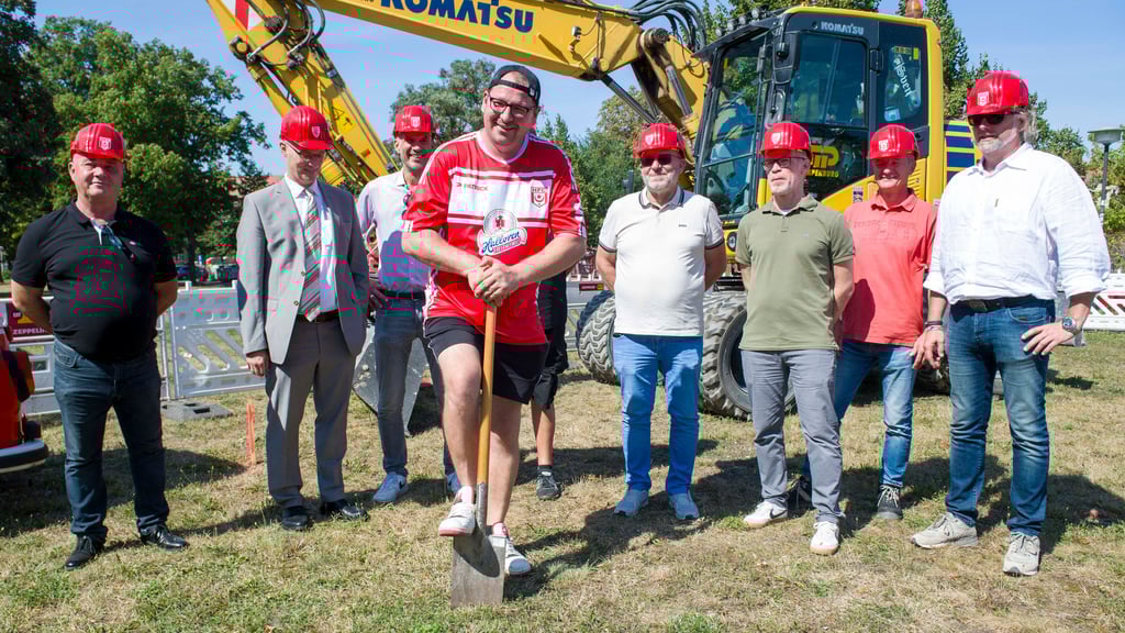 Der Leiter des HFC-Fanshops Marcus Lange (vorne) führt vor den HFC-Vorstandmitgliedern Präsident Jürgen Fox (2. v. l.), Andreas Muth (4. v. r.) und Christian Brauer (3. v. r.) den Spatenstich durch.