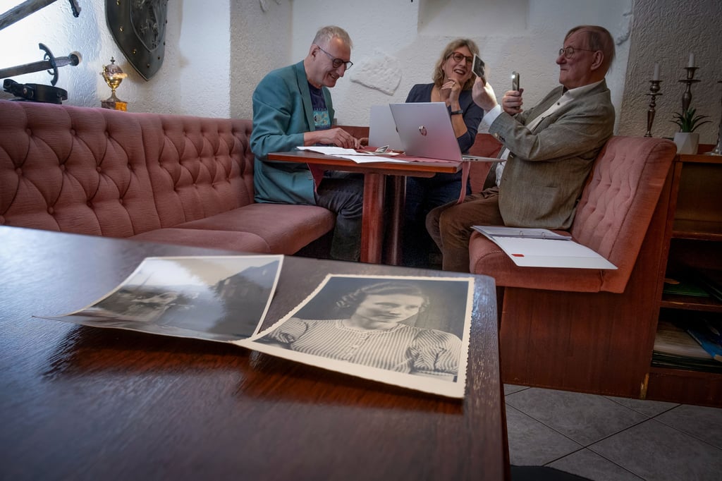 Auf der Suche nach den Spuren ihrer Familie in Sachsen-Anhalt: Frans, Marian und André Janssen (v. li.), hier in ihrem Hotel in Merseburg. Wer Hinweise für Familie Janssen hat, kann sich per Mail melden: marian.janssen3@ru.nl