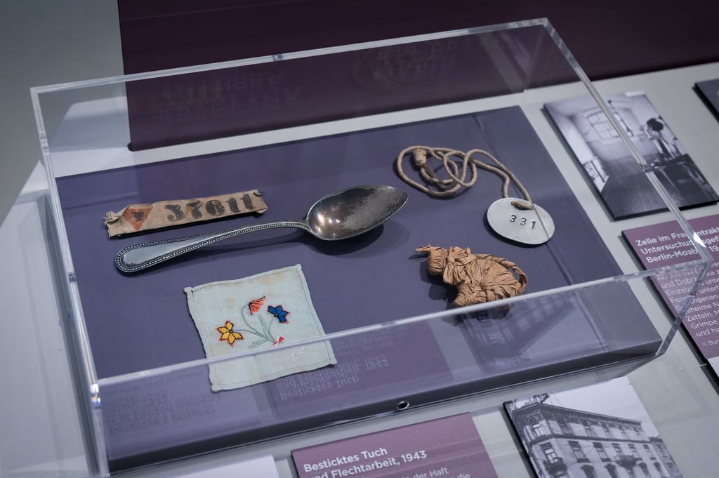 Gegenstände von Häftlingen aus verschiedenen Zuchthäusern sind in der Ausstellung "Das Reichskriegsgericht 1936-1945" zu sehen.