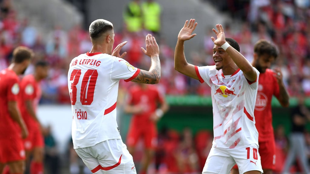 Benjamin Sesko (l.) und Lois Openda jubeln im DFB-Pokal gegen Rot-Weiss Essen.