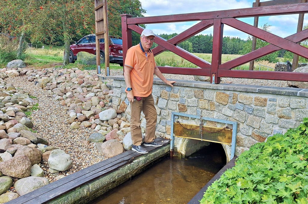 Hartmut Nix vor der Staustelle an der Schwiesauer Wassertretstelle. Die daneben liegenden schweren Feldsteinen wurden in der Vergangenheit immer wieder vor die Stauklappe reingeworfen. Ein unhaltbarer Zustand für den Vorsitzenden vom Freundesskreis.