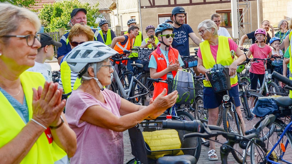Die Mitradler der Bürgerinitiative "Pro Radweg L24" kommen aus allen Altersgruppen.