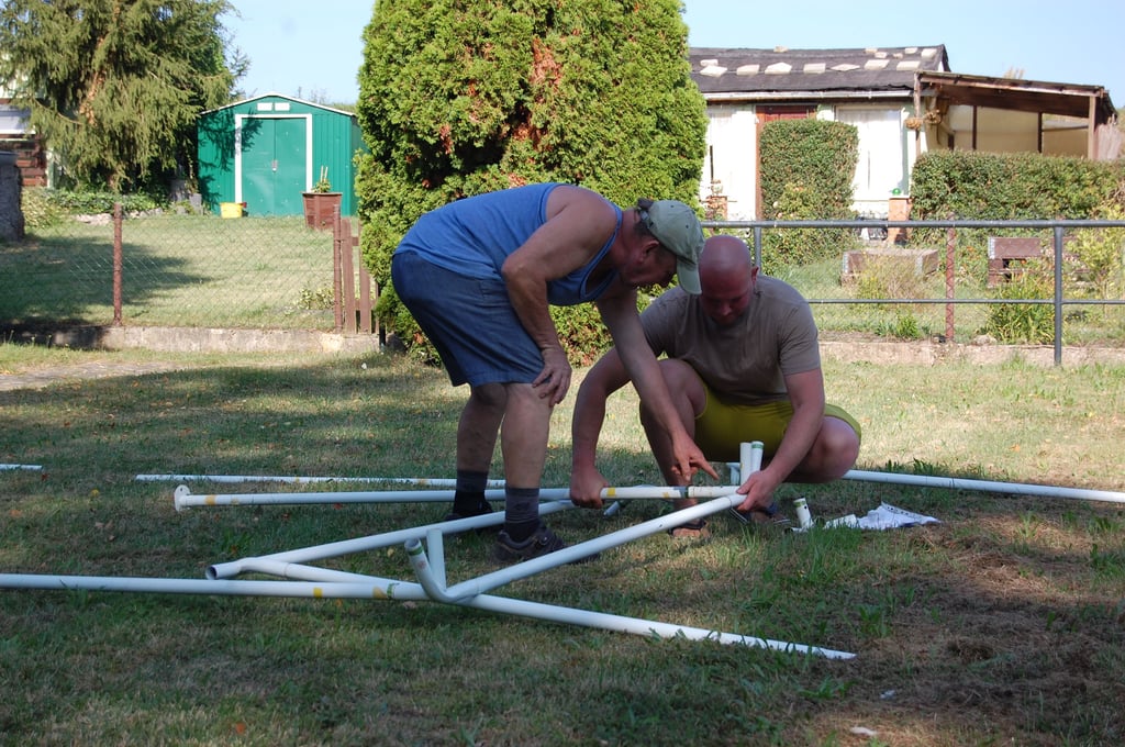 Michael Schönfeld (l.) und Pjotr Wojcik bauen das Festzelt für das Vereinsfest zum 65. Jubiläum des Gartenvereins „Wiesengrund“ auf.