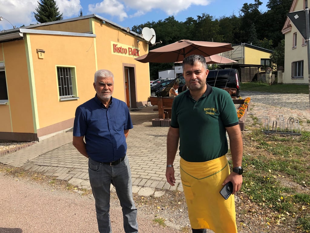 Seydi Dag (l.) und sein Bruder Abuzer Dag betreiben den Imbiss Emek an der B91 in Deuben. Noch in diesem Jahr soll der Ausbau der Strecke beginnen. Durch die geplante geplante Vollsperrung befürchten sie den wirtschaftlichen Todesstoß.