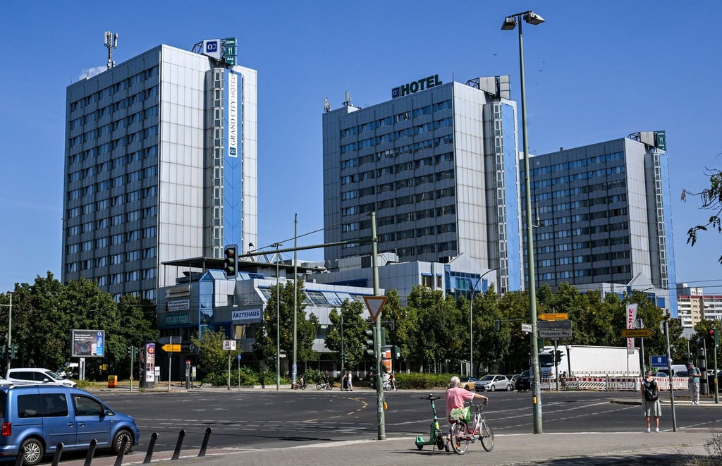 Der aus drei Hochhäusern bestehende Hotel-Komplex in der Landsberger Allee in Lichtenberg soll ab Ende des Jahres für Flüchtlinge genutzt werden.