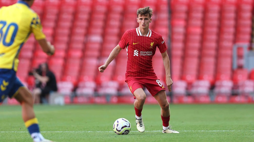 Tyler Morton am Ball für den FC Liverpool.