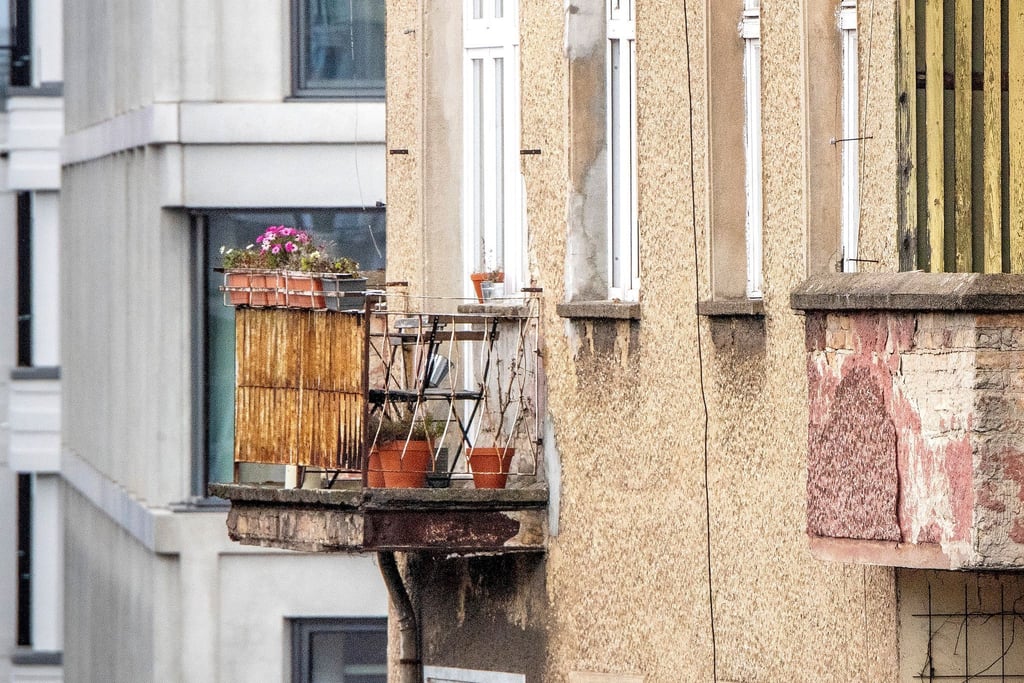 Einige Alarmsignale sollten Mieter und Eigentümer ernst nehmen: Risse im Beton, schiefe Holzteile oder Algenbildung können auf Schäden am Balkon hinweisen.