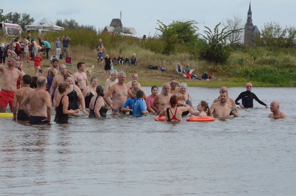 Ab in die Elbe! Die erste Gruppe ist bereit für die Flussüberquerung.