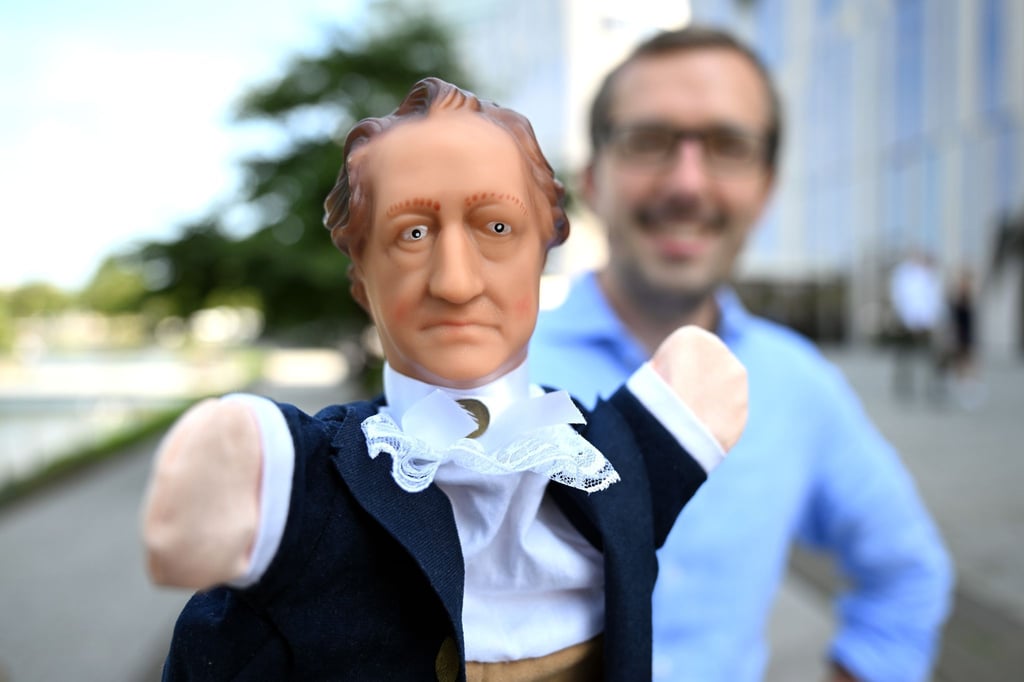 Johann Wolfgang von Goethe bewahrt selbst als Kasperlfigur seine Würde.