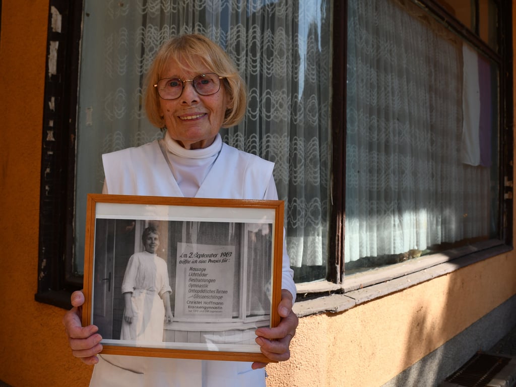 Die Magdeburgerin Christel Hoffmann geht mit 87 Jahren in den Ruhestand. 61 Jahre lang betrieb sie ihre Praxis in Magdeburg.