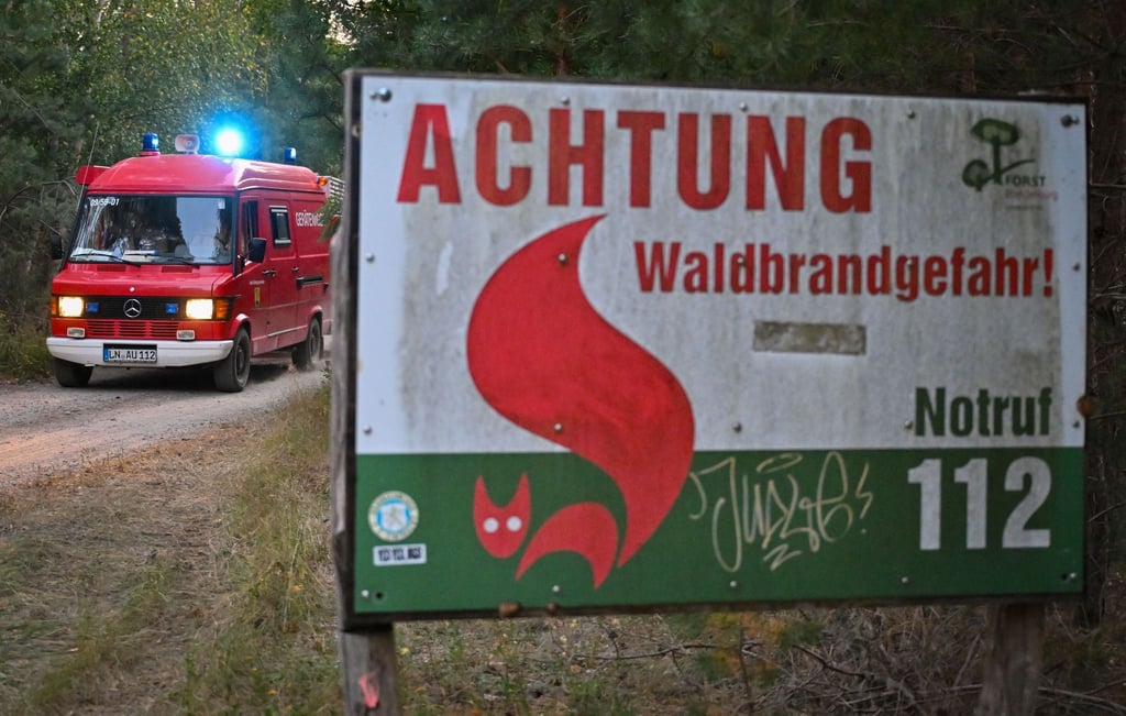 Die Feuerwehr hat den Waldbrand in Rietzneuendorf-Staakow (Dahme-Spreewald) nach eigenen Angaben unter Kontrolle. (Foto aktuell)
