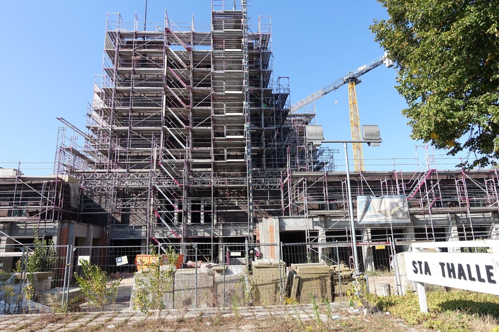 Blick auf die Stadthalle in Magdeburg, die gerade umfassend saniert wird.