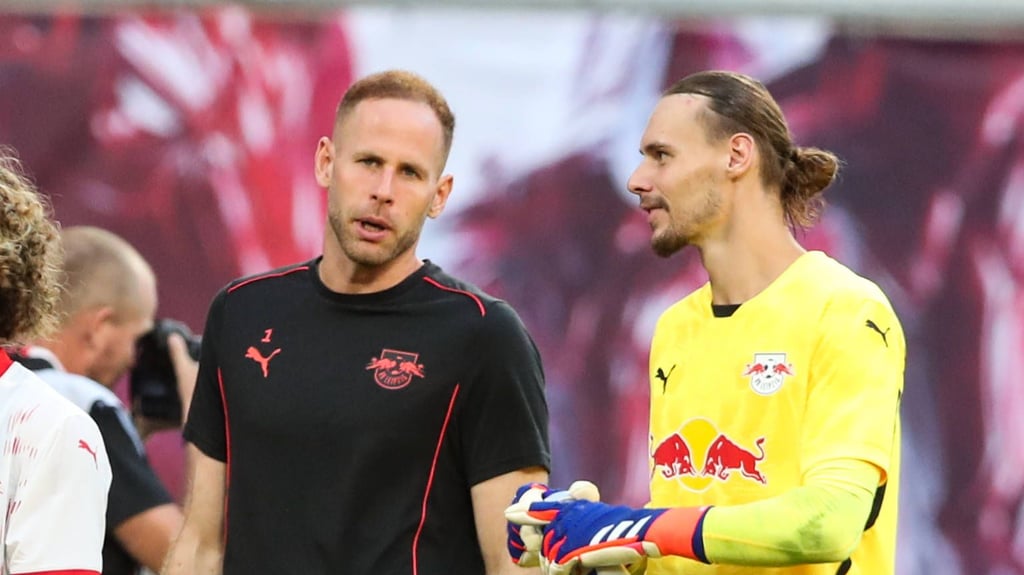 Peter Gulacsi (l.) und sein Konkurrent Maarten Vandevoordt nach dem Testspiel gegen PSG.