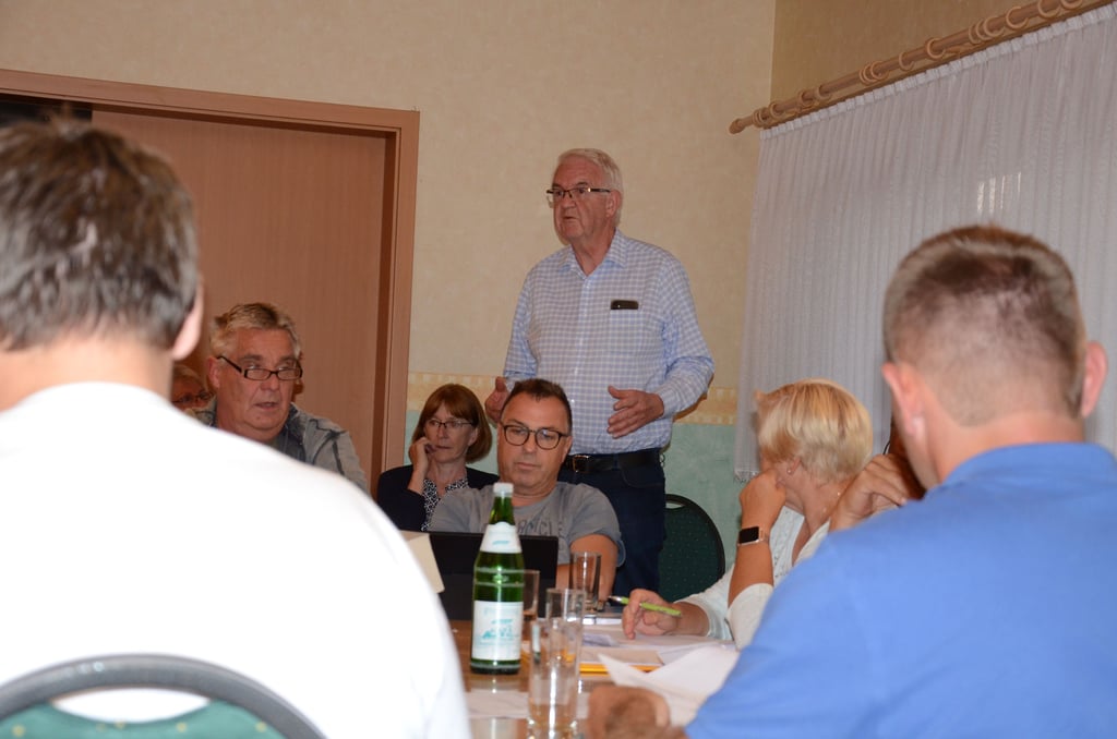 Prof. Dr. Willi Grunewald (stehend) möchte gern eine Hausarztpraxis in Eickhorst eröffnen. Doch es gibt bürokratische Bauhürden. Foto: Anke Pelczarski