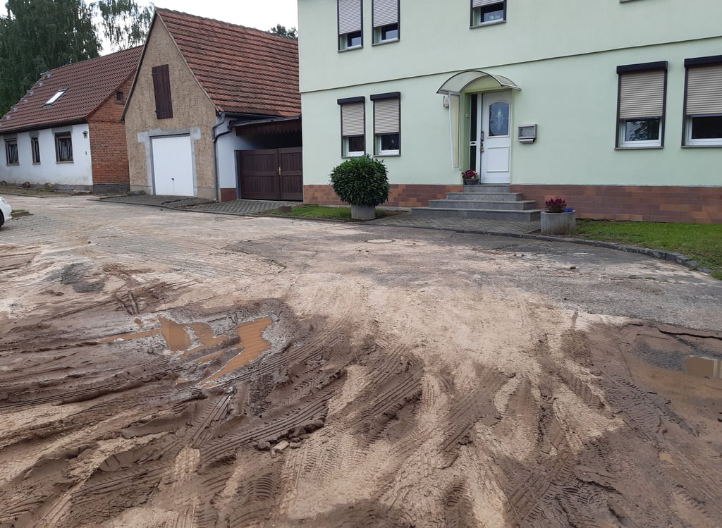 Bei einem Unwetter wurde kürzlich eine Straße im Mansfelder Orsteil Großörner mit Schlamm überspült.