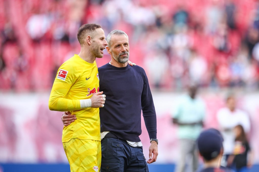 Leipzigs Trainer Marco Rose (r) und Torwart Peter Gulacsi können sich eine Rotation im RB-Tor vorstellen.