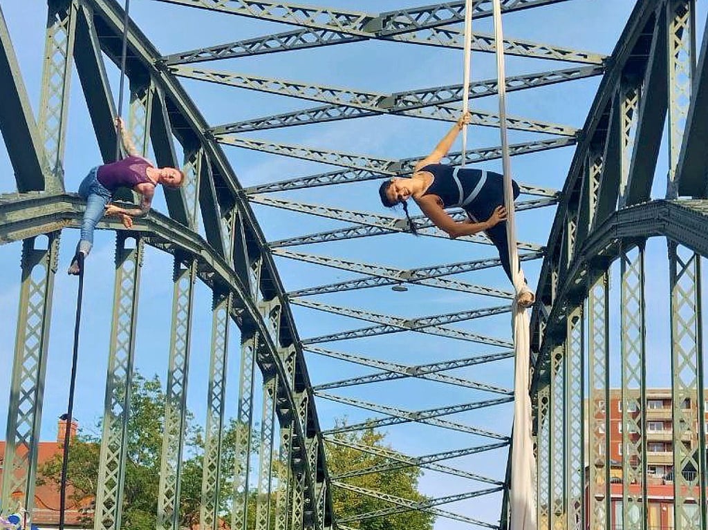 Bereits beim 9. Genzmer Brückenfest begeisterten Luftartistinnen.