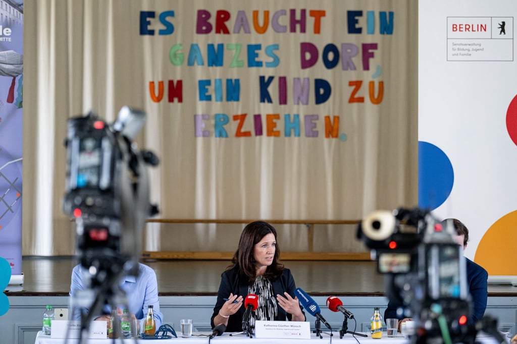 Auch in den Schulen sollen Kinder fit für die Künstliche Intelligenz gemacht werden, wie hier in Berlin Katharina Günther-Wünsch (CDU), Berliner Senatorin für Bildung, Jugend und Familie, vor dem Spruch «Es braucht ein ganzes Dorf um ein Kind zu erziehen.» erklärt.