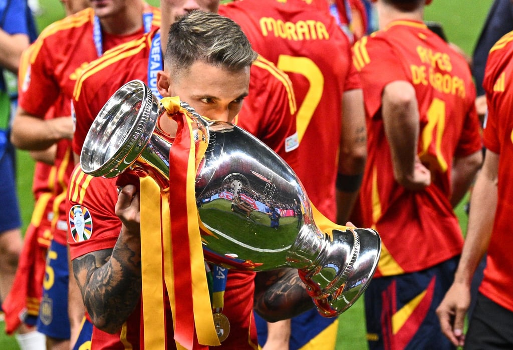 Auch der EM-Pokal soll künftig Alejandro Grimaldos Körper als Tattoo zieren.