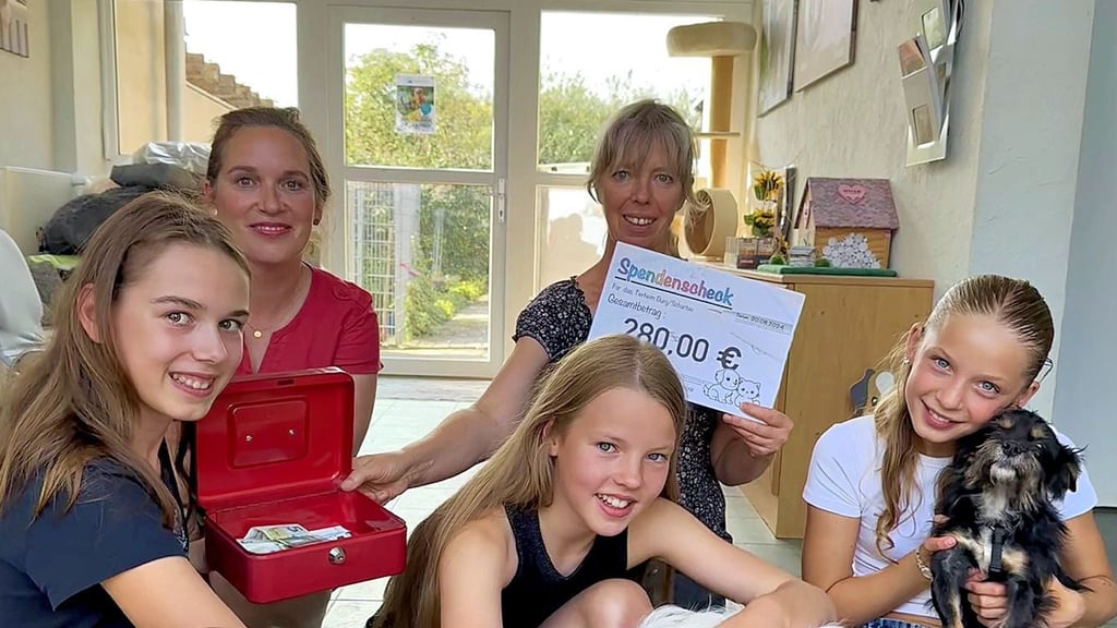 Emma, Maila und Maja (v.l.) bei der Übergabe. Hinten in der Mitte: Astrid Finger.