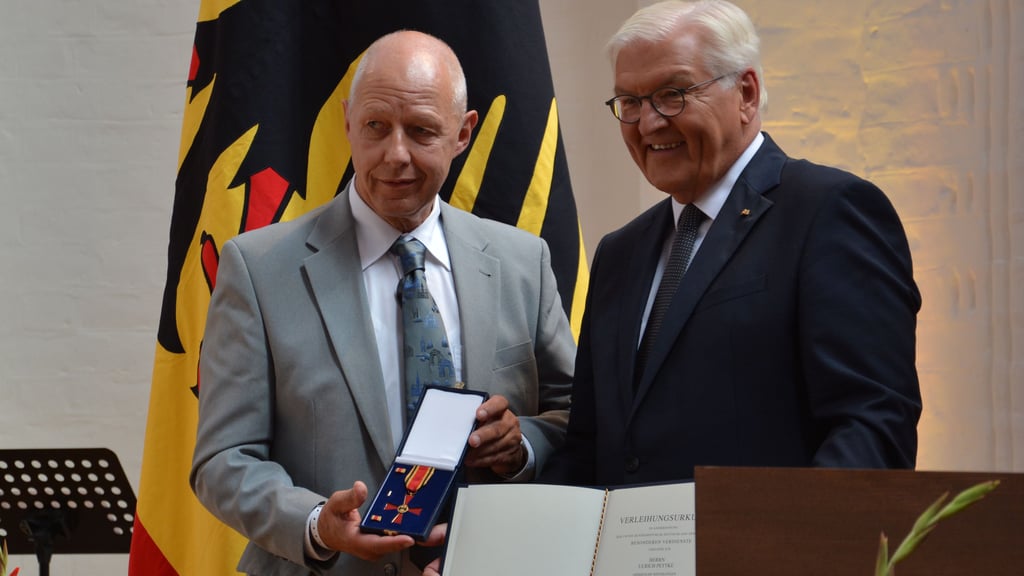 Ulrich Pettke (links) hat von Bundespräsident Frank-Walter Steinmeier das Bundesverdienstkreuz verliehen bekommen.