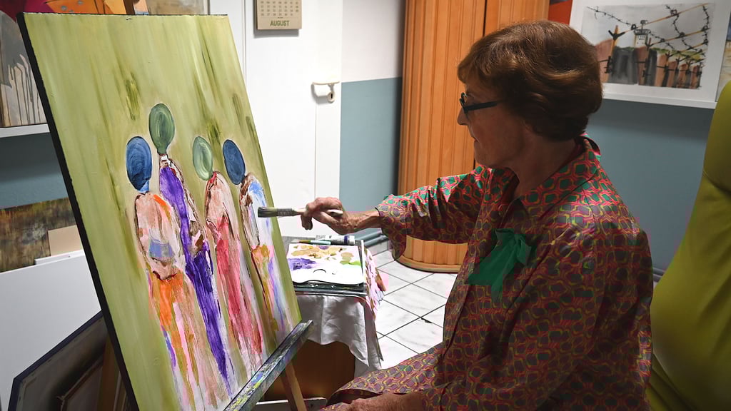 Sabine Gummert in ihrem Atelier, früher war hier ihre Kindrarztpraxis.
