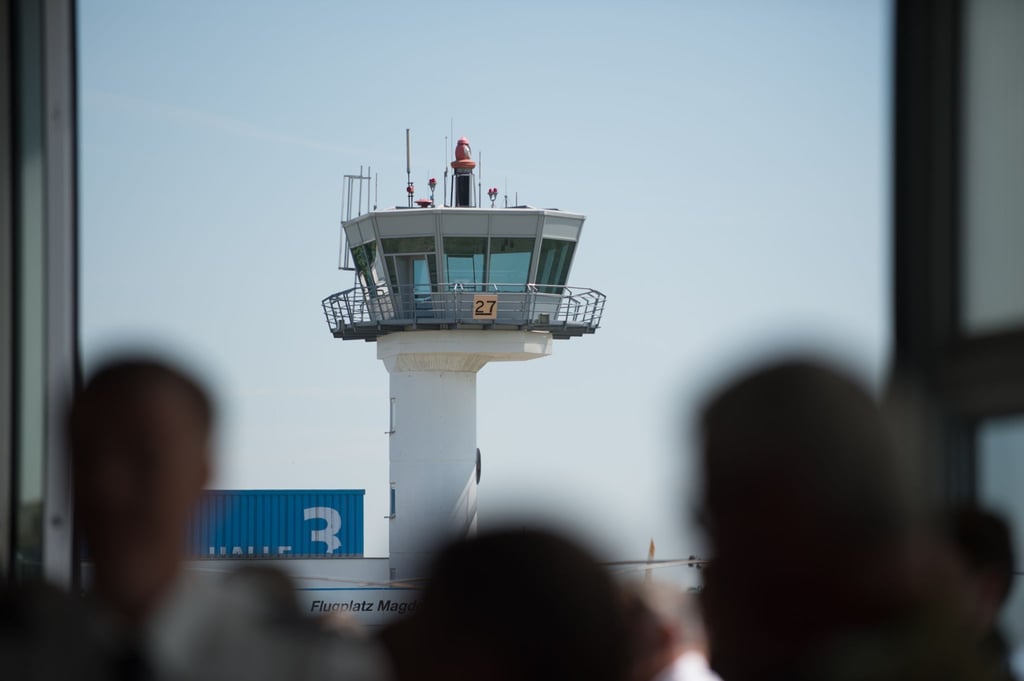 Die Stadtverwaltung verfolgt Pläne, den Flugbetrieb am Flughafen Magdeburg einzustellen und dort ein Gewerbegebiet zu errichten. (Archivbild)