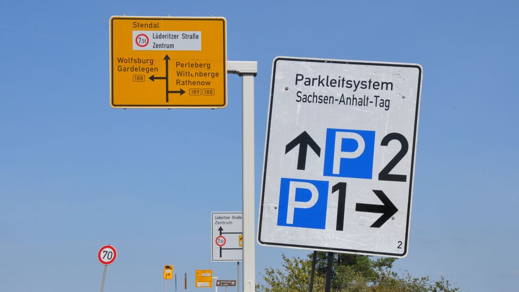 Ein Schild an der B189 vor Stendal weist auf die beiden Großparkplätze für Besucher des 23. Sachsen-Anhalt-Tages hin.