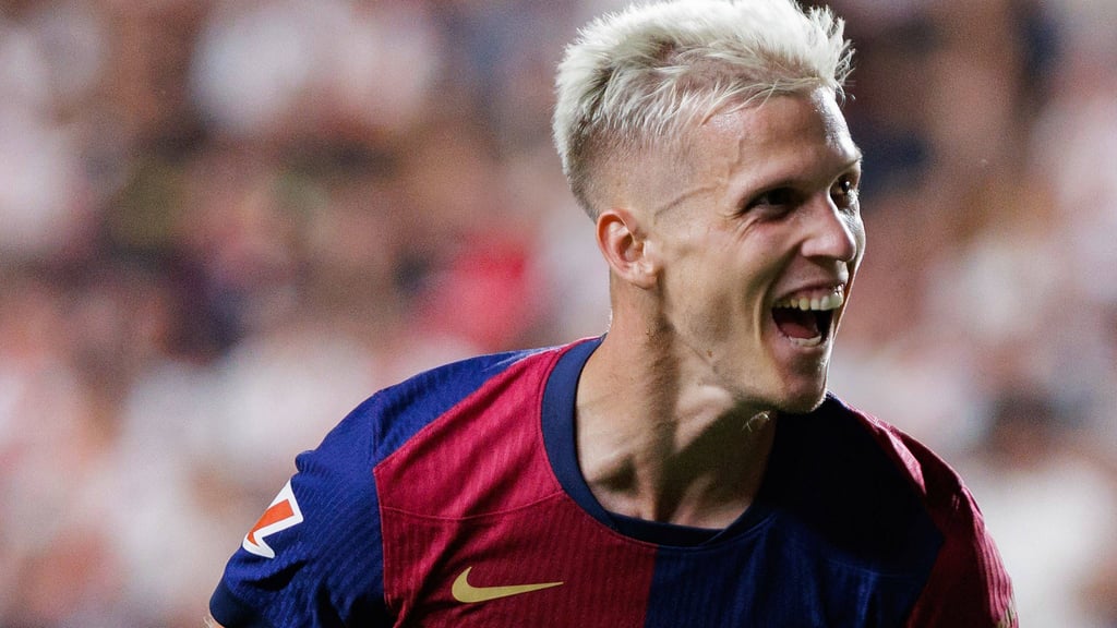 Barcelona feiert dank Dani Olmo (r.) den dritten Sieg.