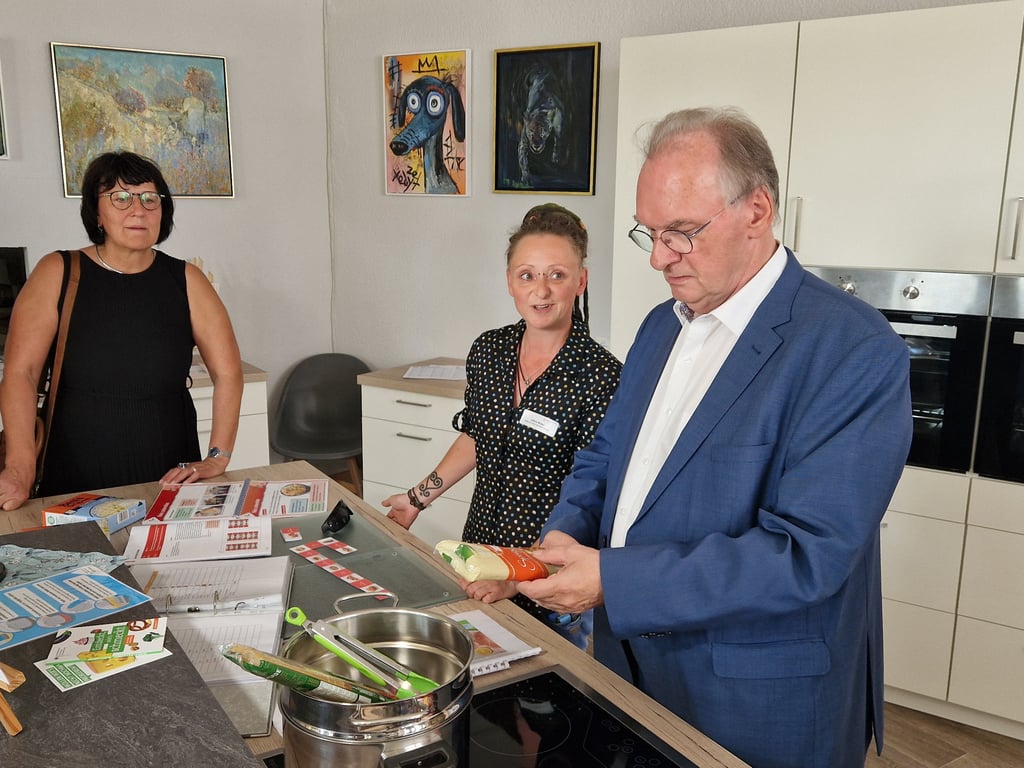 Juliane Müller erklärte Reiner Hasloff und Eva Feußner das Küchenprojekt. Wenn die Teilnehmer lernen, was auf der Packung steht, können sie auch ein Essen zubereiten.