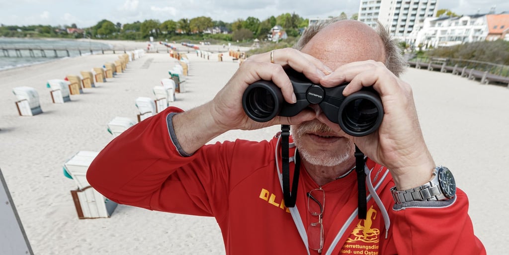 Die DLRG-Rettungsschwimmer kommen in der laufenden Saison schon auf über 200 Rettungseinsätze im Wasser - in der gesamten Saison 2023 waren es 244. (Archivbild)