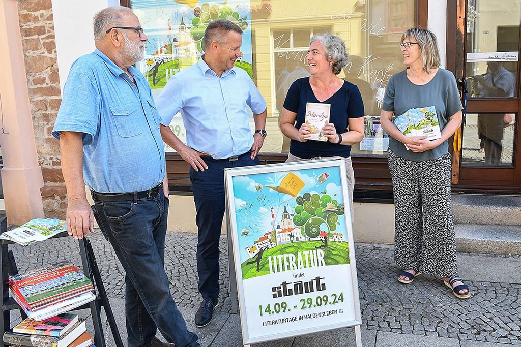 Friedrich Plock-Giermann aus Uthmöden (v.l.), Bürgermeister Bernhard Hieber, Franziska Beger vom „Bücherkabinett“ und Astrid Seifert aus der Kulturabteilung haben das Programm vorgestellt. Franziska Beger liest im EHFA aus „Marilyn und die Sterne von Hollywood“.