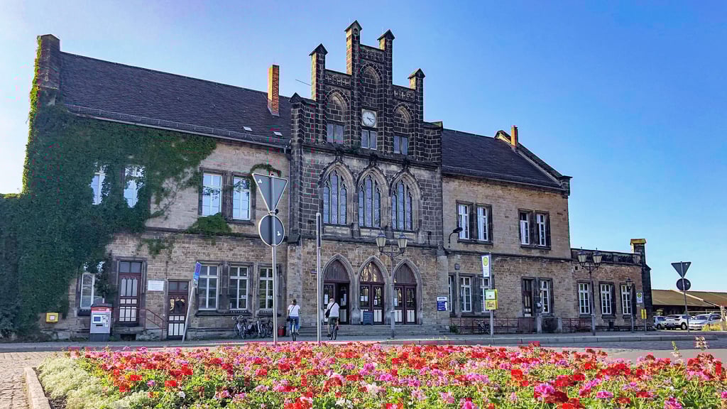 Das denkmalgeschützte Empfangsgebäude am Bahnhof in Quedlinburg.