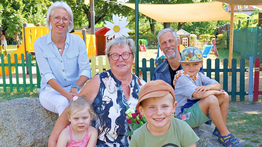 Carola Benke verabschiedet sich von Ina Ehrhardt, Norman Girmann und Kindern wie Ella, Matheo und Julius.
