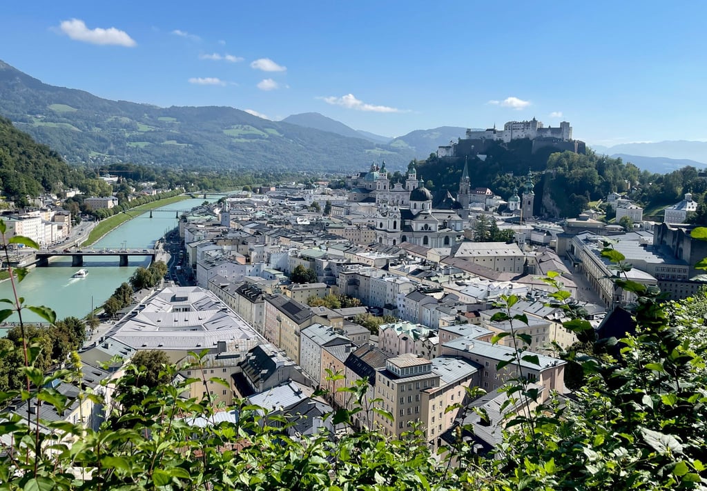 Vom Mönchsberg aus können Touristinnen und Touristen einen guten Blick auf Salzburg bekommen - die Festspiele wollen in dem Berg mehr Platz schaffen. (Archivbild)