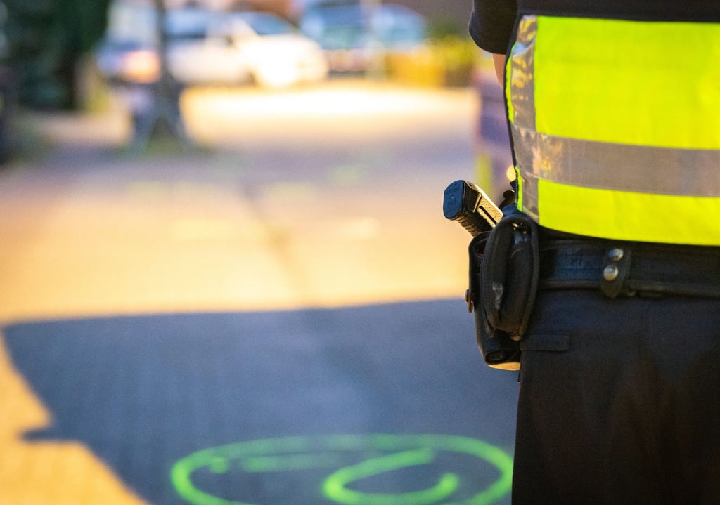 Die Polizei in Duisburg ermittelt nach tödlichen Polizeischüssen auf einen 26-Jährigen in Moers. Der Mann soll Polizisten mit Messern in den Händen angegriffen haben.