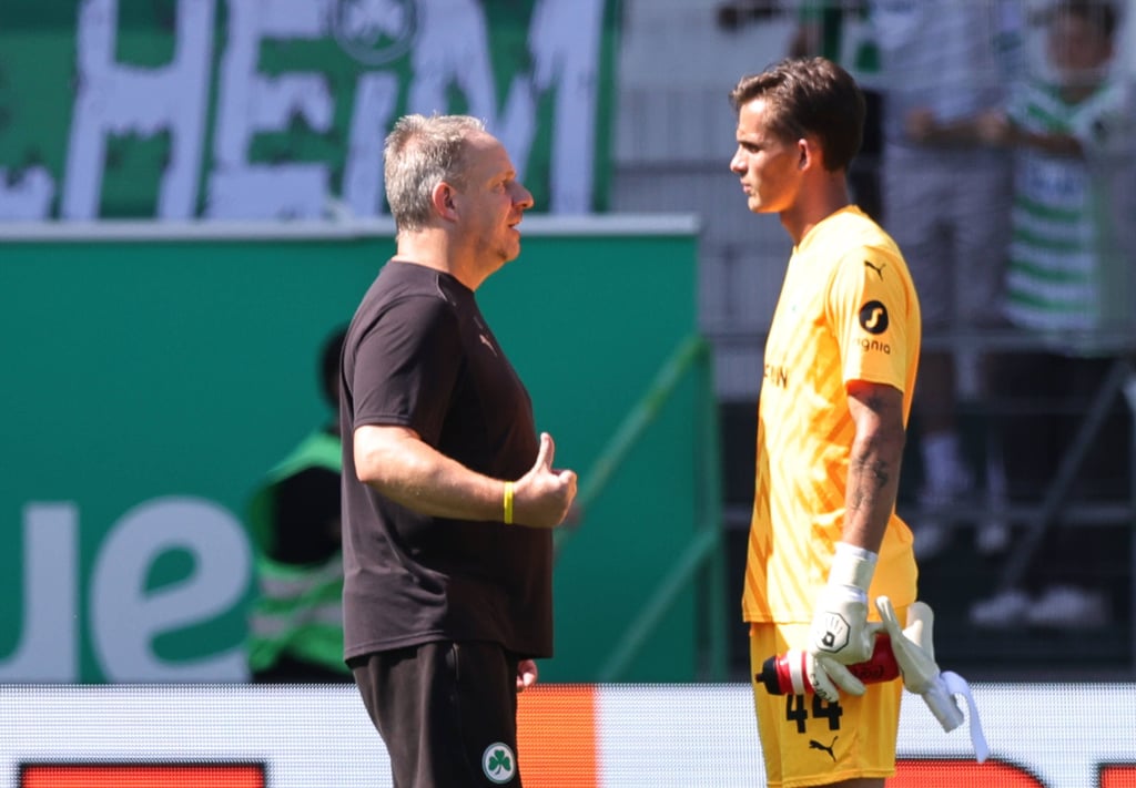 Alexander Zorniger nach dem Spiel mit seinem Keeper Noll.