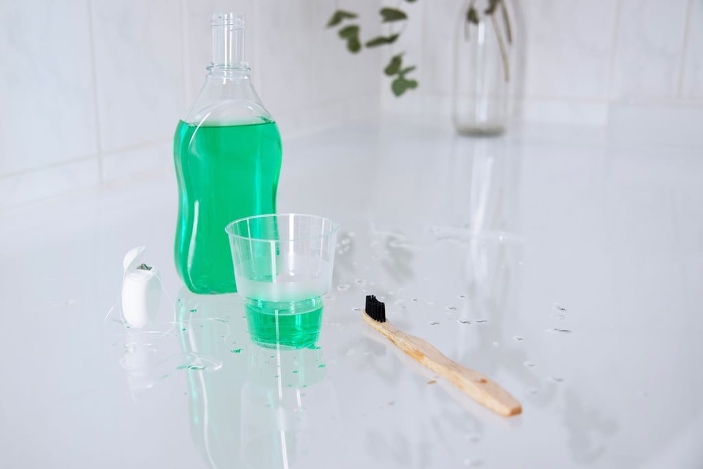 Mundspülungen können eine sinnvolle Ergänzung zum Zähneputzen sein. Die Zeitschrift „Öko-Test“ hat 27 Produkte aus Drogerien, Supermärkten und Discountern getestet.