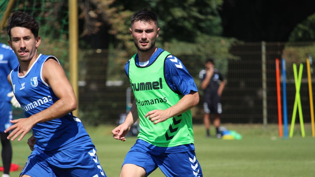 Samuel Loric (Mi.) beim Training, gemeinsam mit Jason Ceka vom 1. FC Magdeburg.