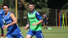 Samuel Loric (Mi.) beim Training, gemeinsam mit Jason Ceka vom 1. FC Magdeburg.